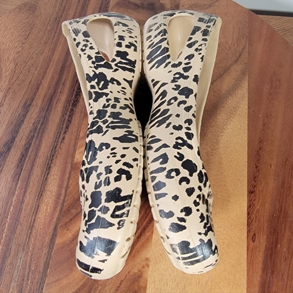 CROCS Leopard Print Flats Size 8 Animal Casual Comfy - Picture 13 of 16